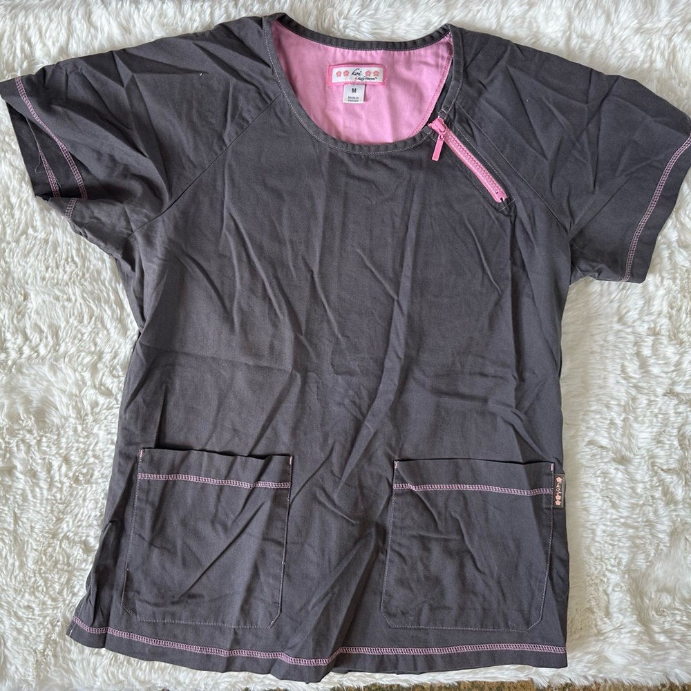 Scrub top with pockets